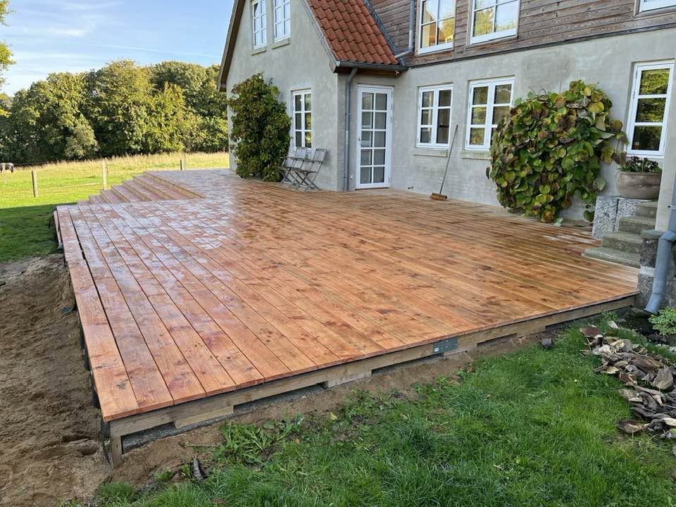 Færdig træterrasse på næsten 100 m2 ved hus i Østjylland, bygget af SK Snedkerservice