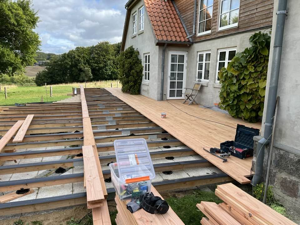 Opbygning af terrasse med strøer og justerbare fødder før brædderne lægges